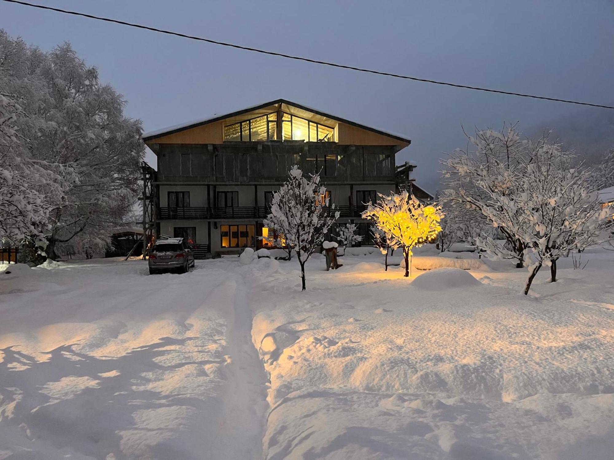 Beko'S Garden Inn Местия Экстерьер фото