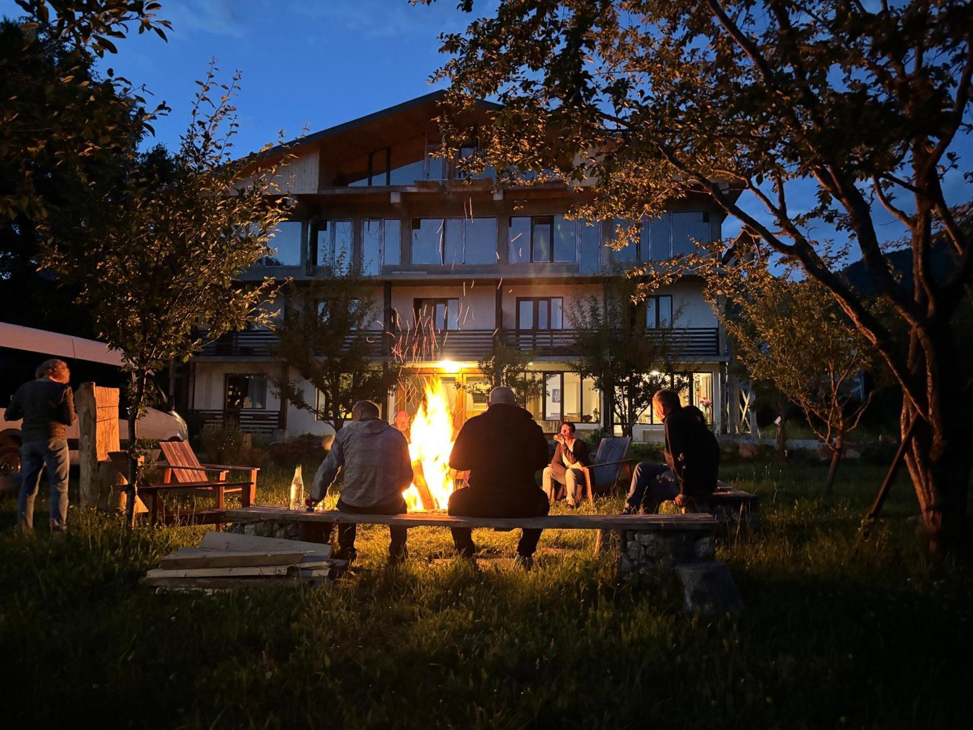 Beko'S Garden Inn Местия Экстерьер фото
