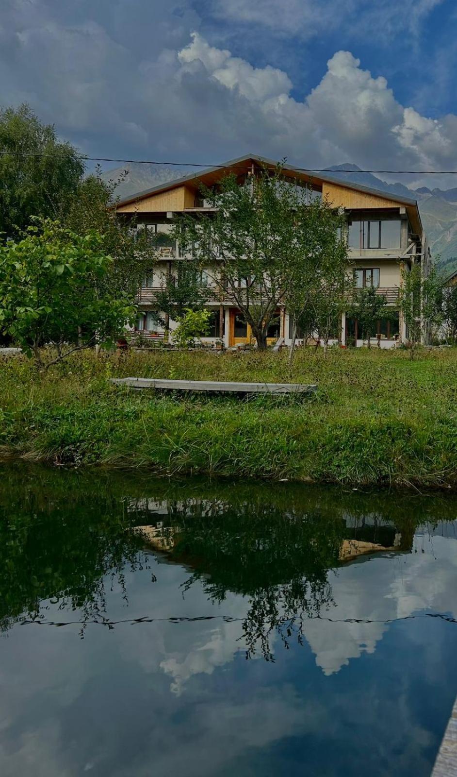 Beko'S Garden Inn Местия Экстерьер фото